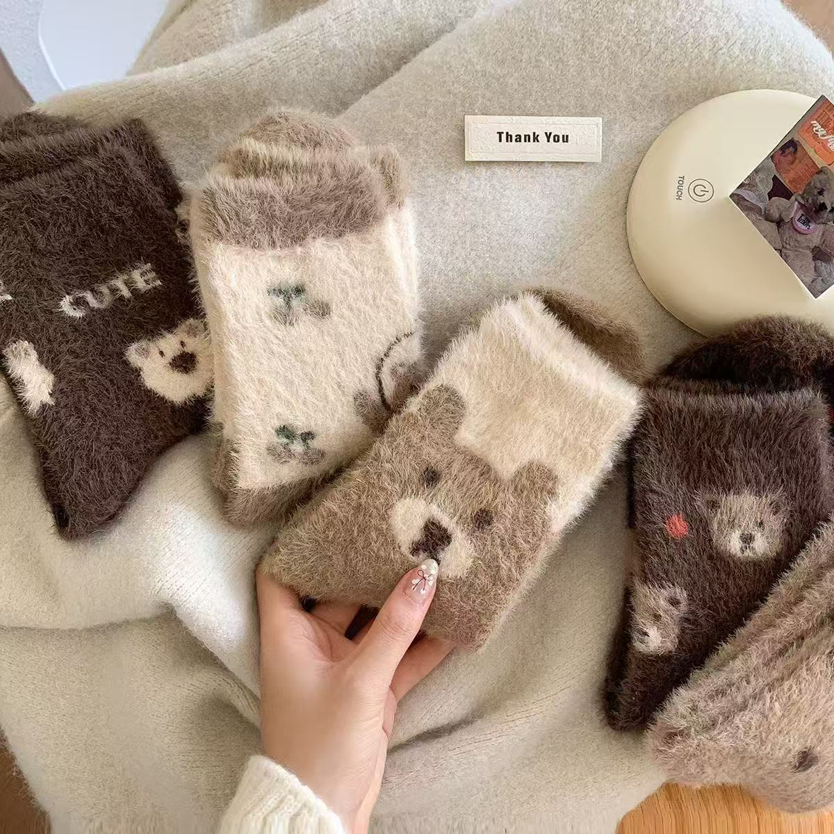 Calcetines cálidas de invierno y otoño con calcetines de lana simples duraderos de tamaño medio oso amor pilones peludos