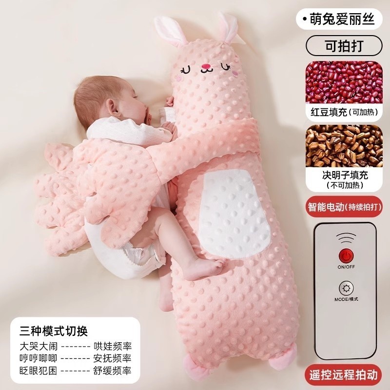 El bebé le da unas palmaditas en el trasero para conciliar el sueño.