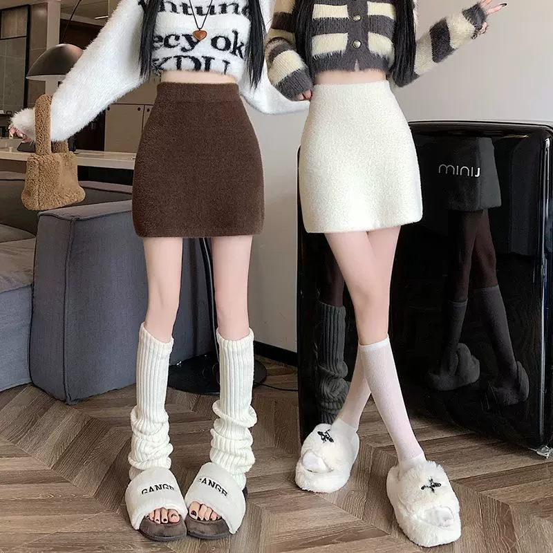 冬天白色短裙半身裙女秋冬2024新款高腰包臀针织裙小个子毛绒裙子