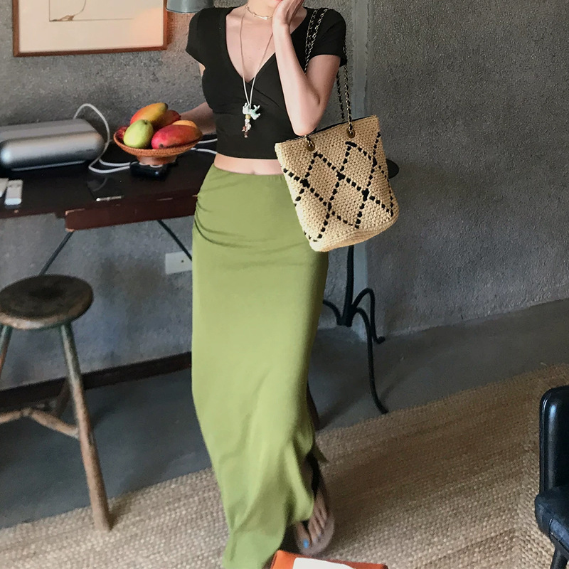 Modeling Curve/Hot Girl Short V-Neck T-Shirt for Women Summer + Green Hip-Hugging Long Skirt Set Niche New Women's Fashion Modeling Curve/Hot Girl Short V-Neck T-Shirt for Women Summer + Green Hip-Hugging Long Skirt Set Niche New Women's Fashion