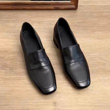 ��Ƥ��~�r�к��s�и�����Ь�ٴ�ͨ�ں�ɫ�߼�СƤЬ�͹ŷ��^��Ь