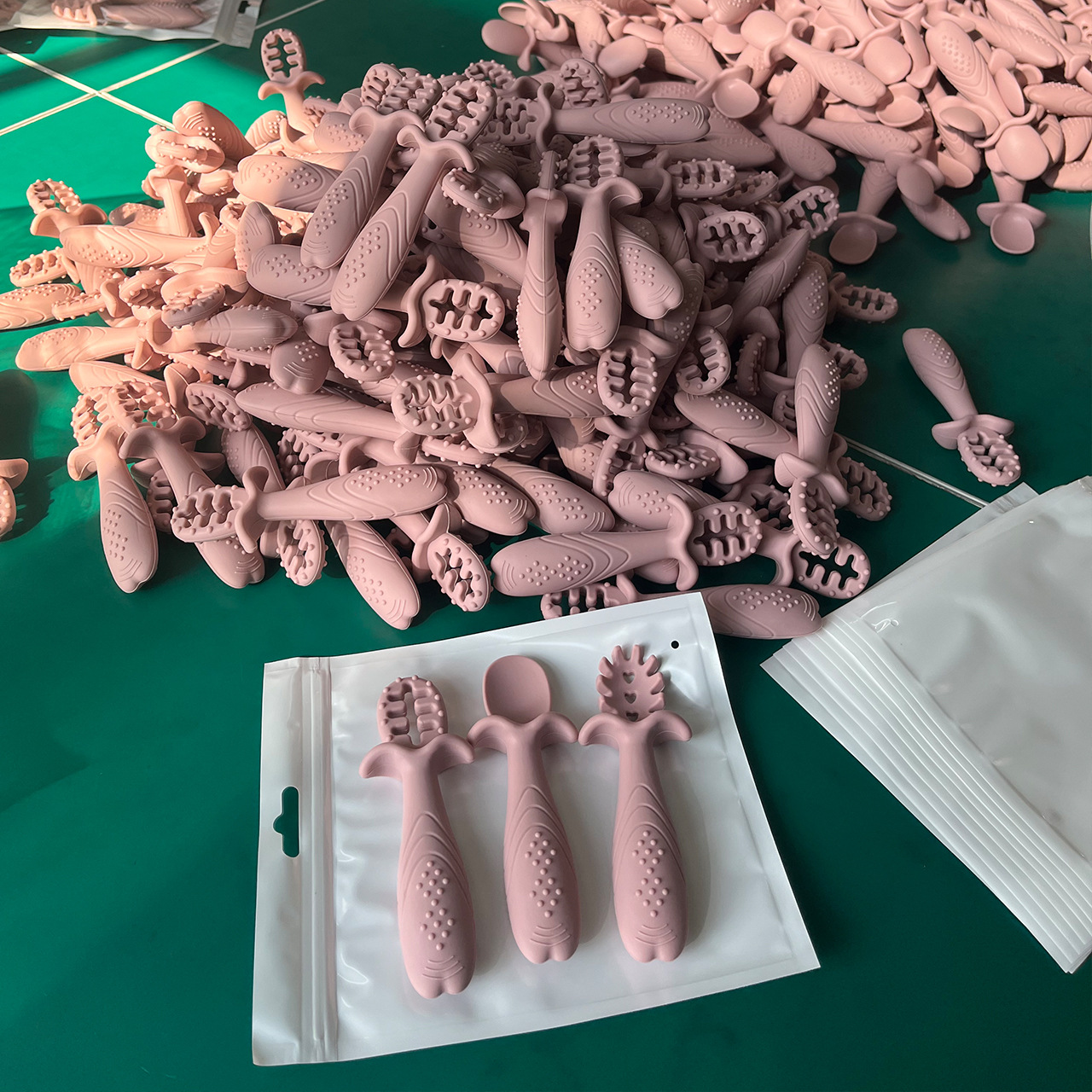 Cucharas de silicona para bebés cucharas de pasta de arroz cucharas de cubierta de silicona para niños pequeños aprenden a comer entrenamiento al por mayor