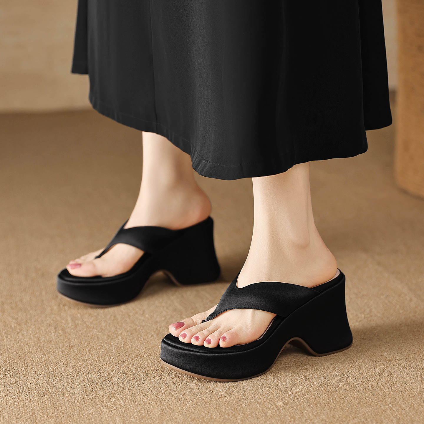 Dép sandal nữ xỏ ngón đế bệt, quai lụa mềm, đế tăng chiều cao nhẹ — màu đen, màu tím, màu mơ