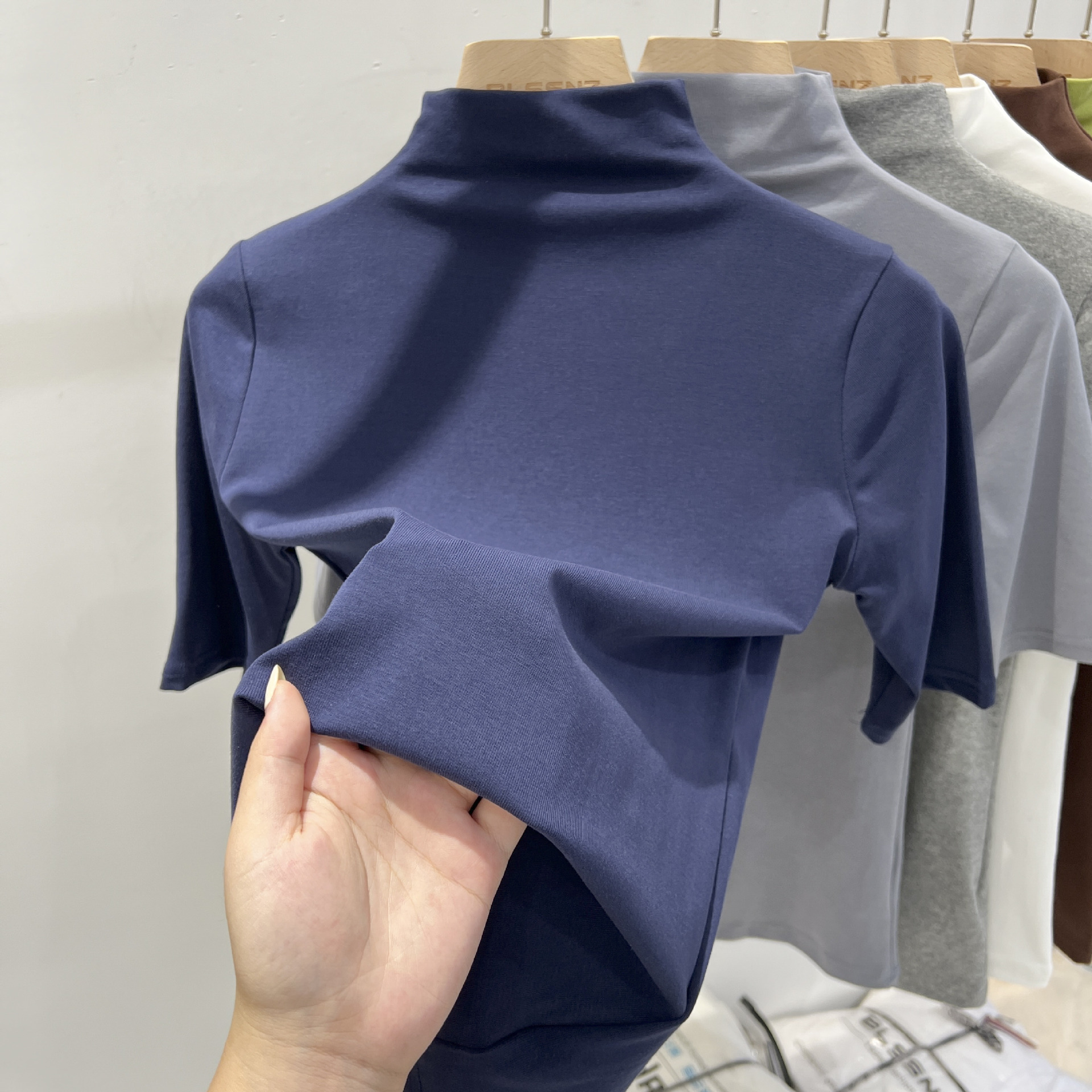Camiseta legging de cuello medio alto para mujeres 2025 primavera nueva moda exterior delgada camiseta interior se puede usar camisa de manga corta