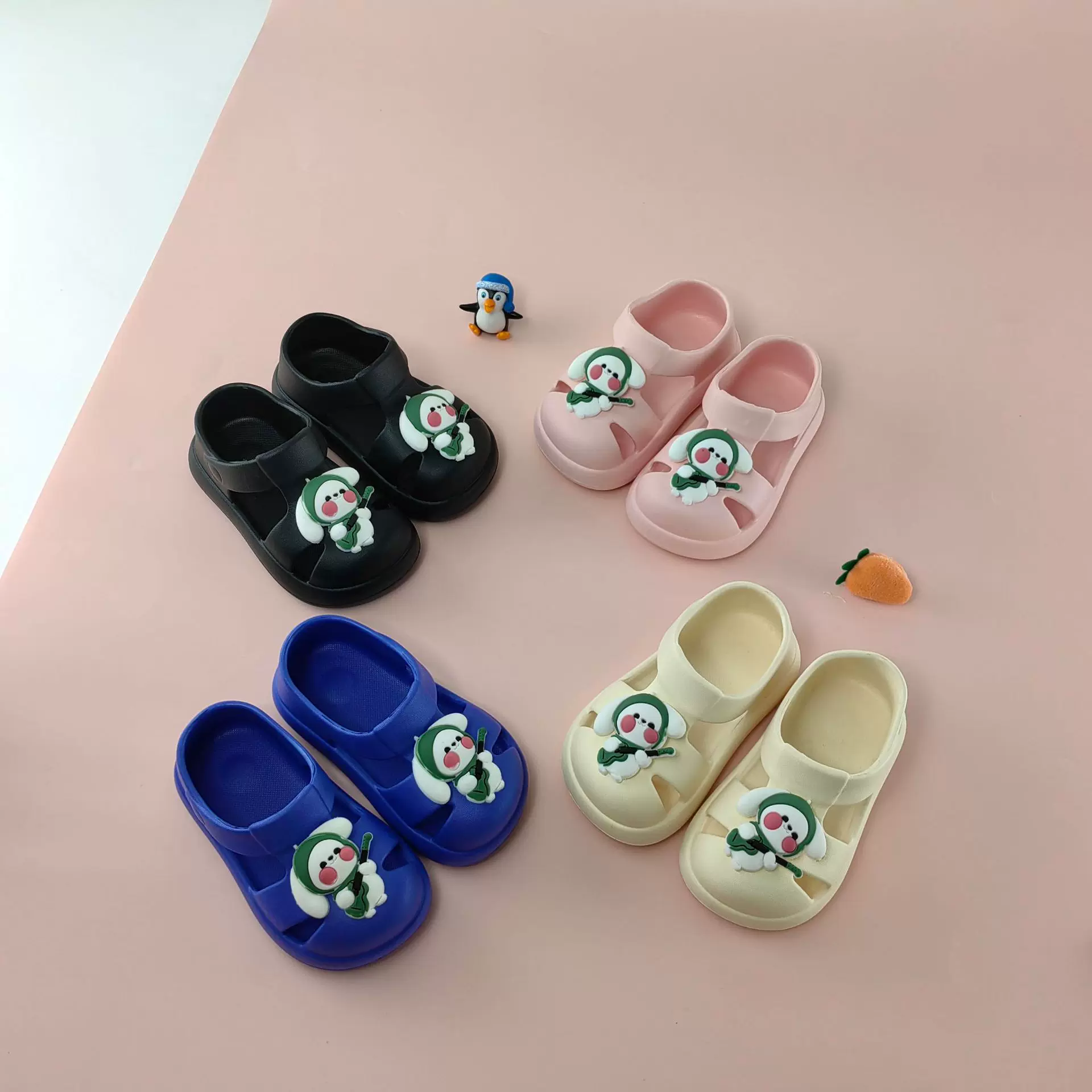 2026年儿童可爱小包头鞋轻便柔软防滑两用卡通洞洞鞋男女厂家批发