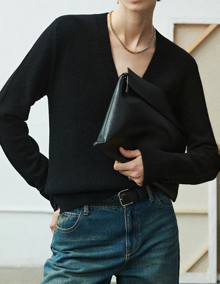 Title 4, Zakrzywiony sweter z głębokim dekoltem w kształ...