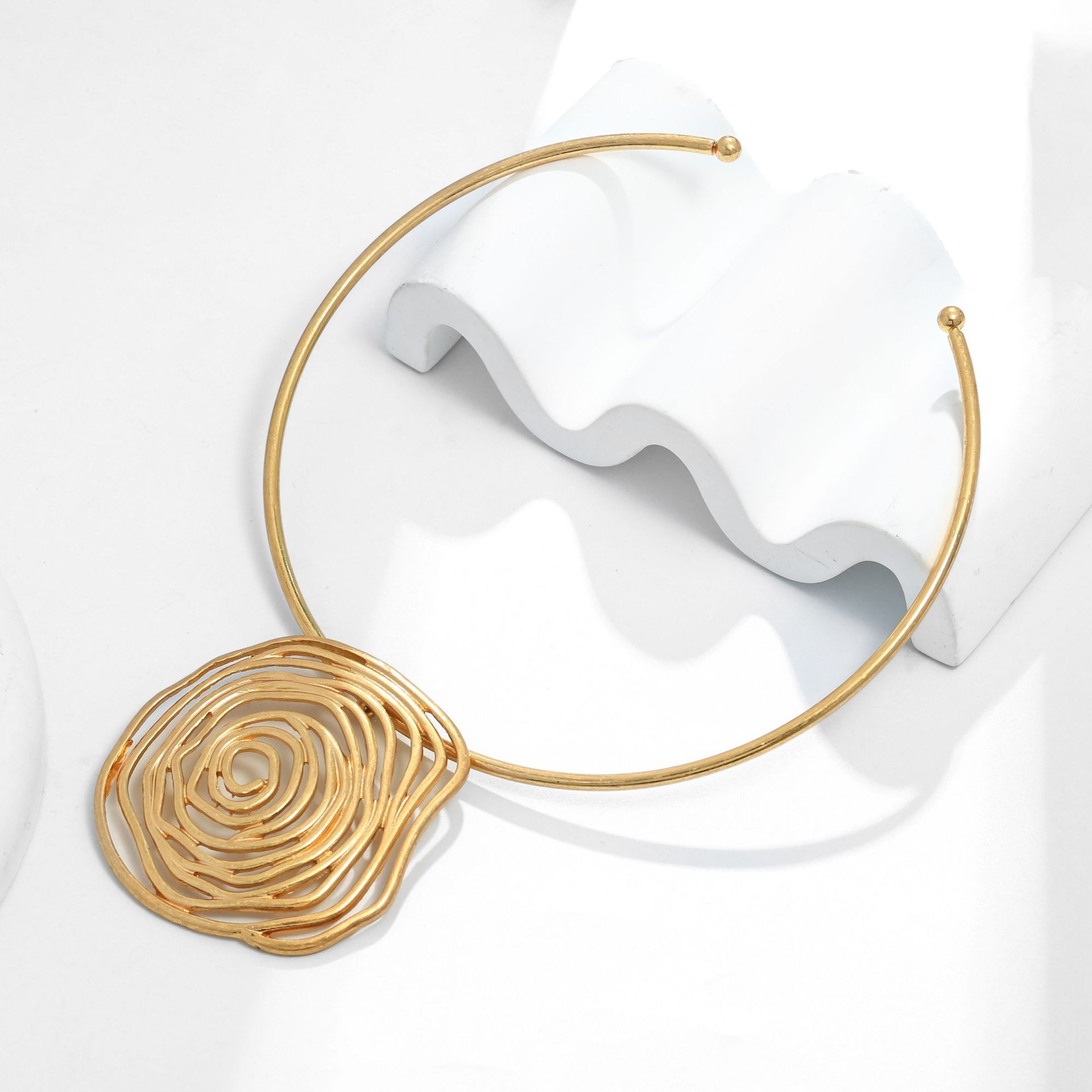 Joyería caliente europea y americana Suministro de comercio electrónico transfronterizo 1 juego de remolino espiral anillo collar traje de mujer