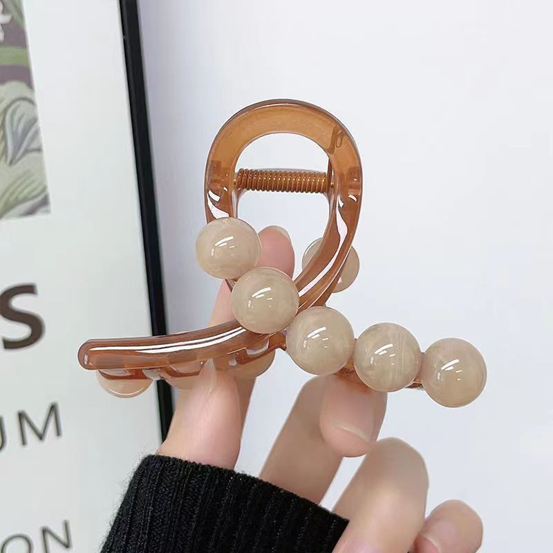 투명한 갈색 구슬