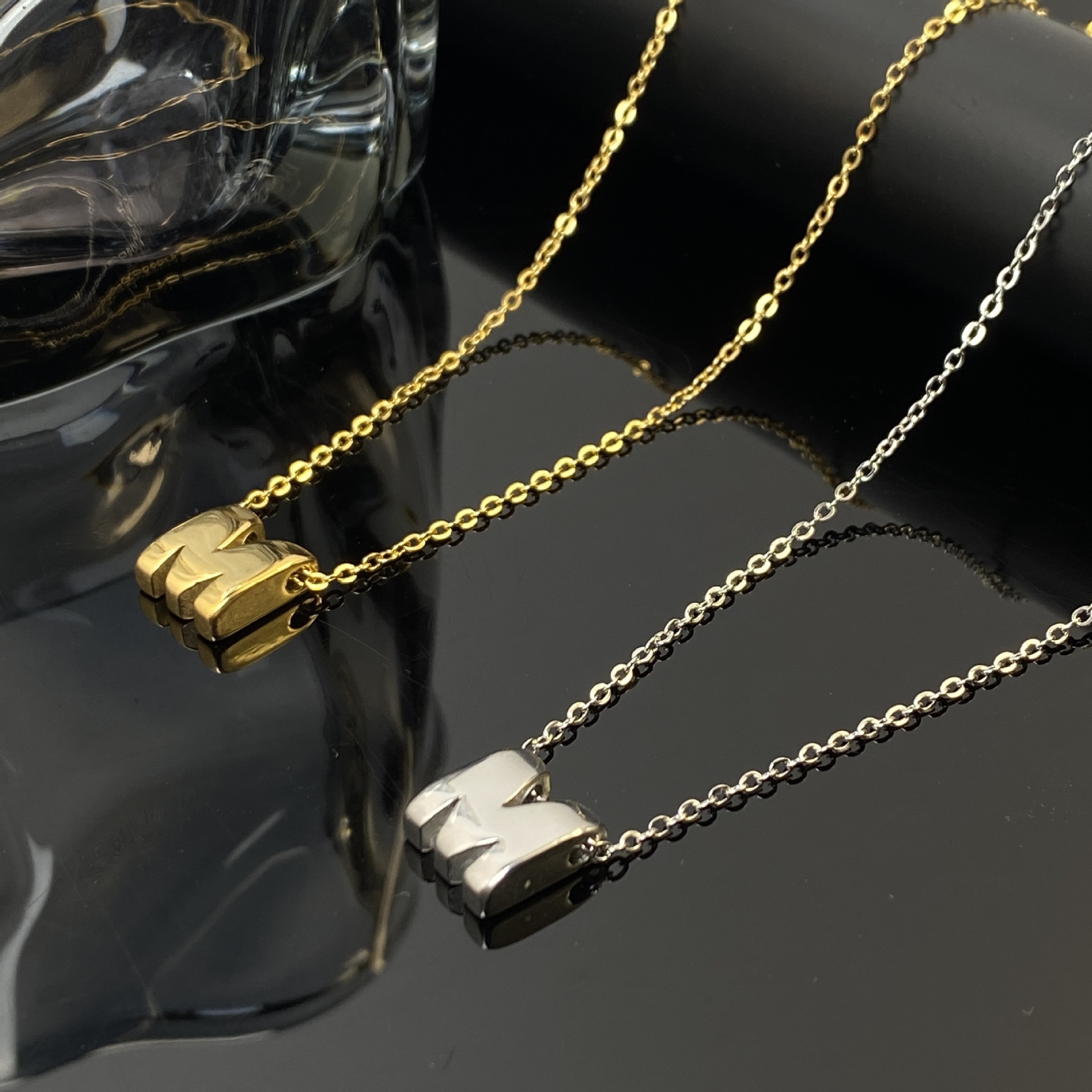 Transfronterizo nuevo alto sentido M letra no decolor collar de acero de titanio FASHION moda de lujo ligero explosión hueso de serpiente