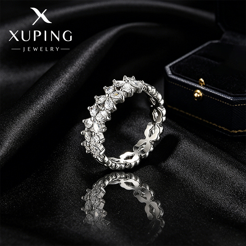 Xuping nicho de moda de cuatro hojas de flores cerradas anillo de dedo incrustado combinación cuadrada de óxido de circonio simple anillo de viento para mujeres