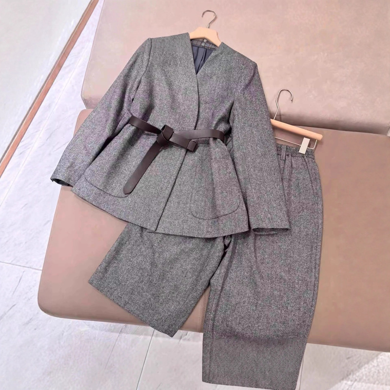 In-Stock Early Autumn Chic and Sophisticated Set! Herringbone Pattern Blazer with Belt + Mid-Length Pants, Elegant and Stylish