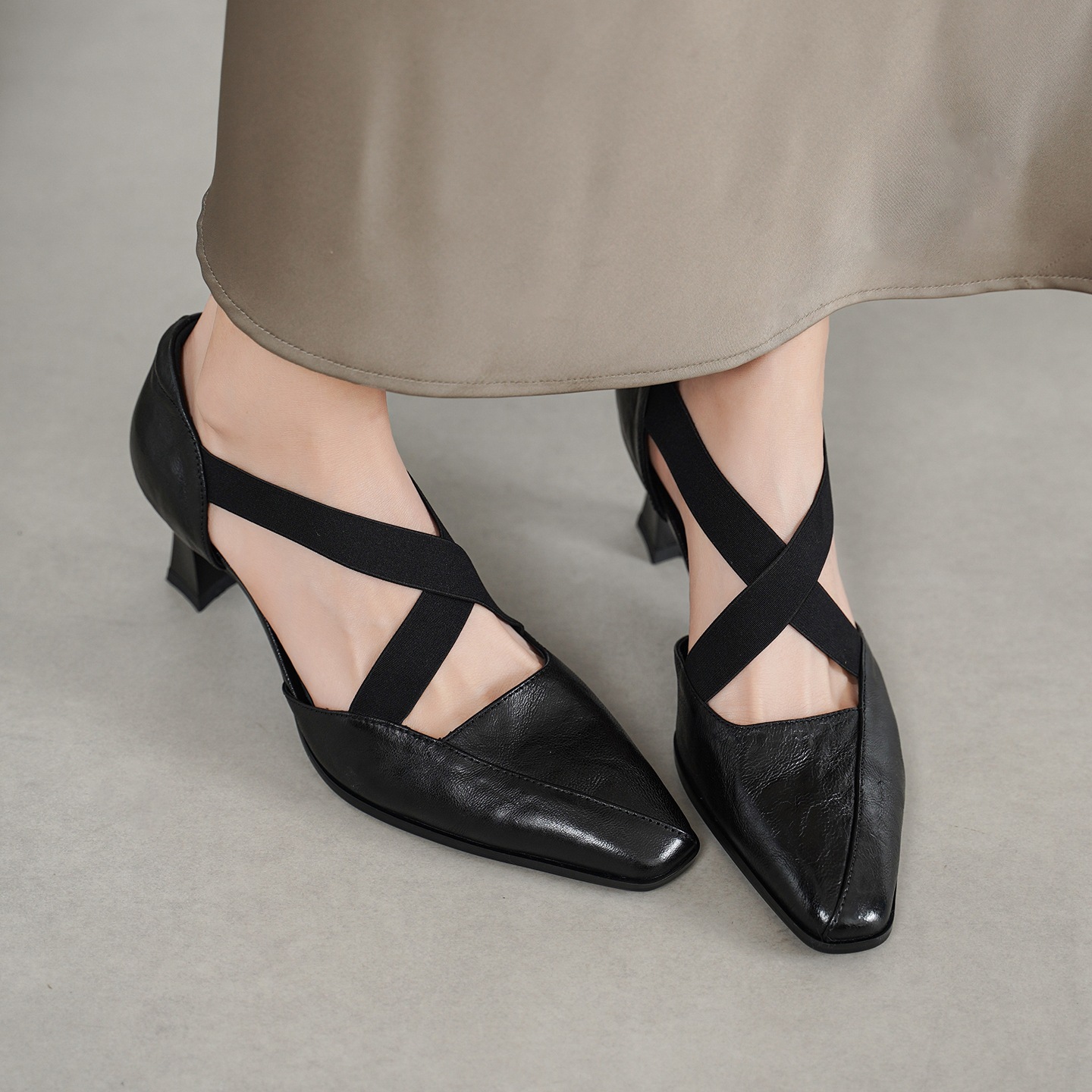 Sandal cao gót nữ da cừu mũi trùm cổ điển, gót vuông ổn định, quai thun co giãn — đen