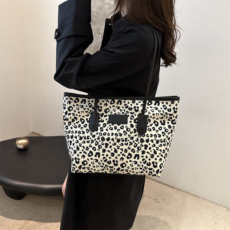 2024 en línea caño invierno nuevo retro leopardo bolso de lona bolso de hombro de niñas bolso de mano casual de gran capacidad