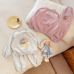 韓国の子供服の女の子のスーツの24秋の新型の子供ネットの赤い爆発の漫画のケーキのプリントのガードルの2つのセット