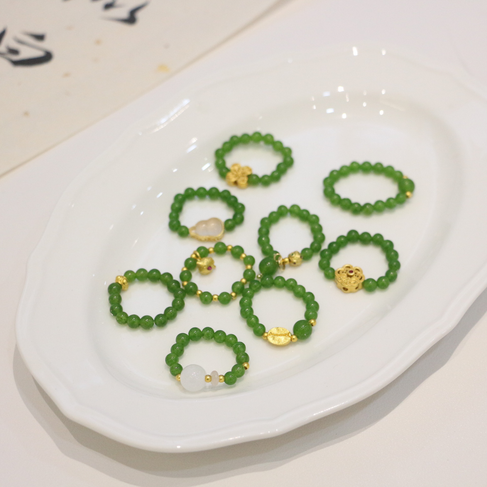 Luxe damesring van groene chalcedoon met kalebas en koffieboon_voghion.com