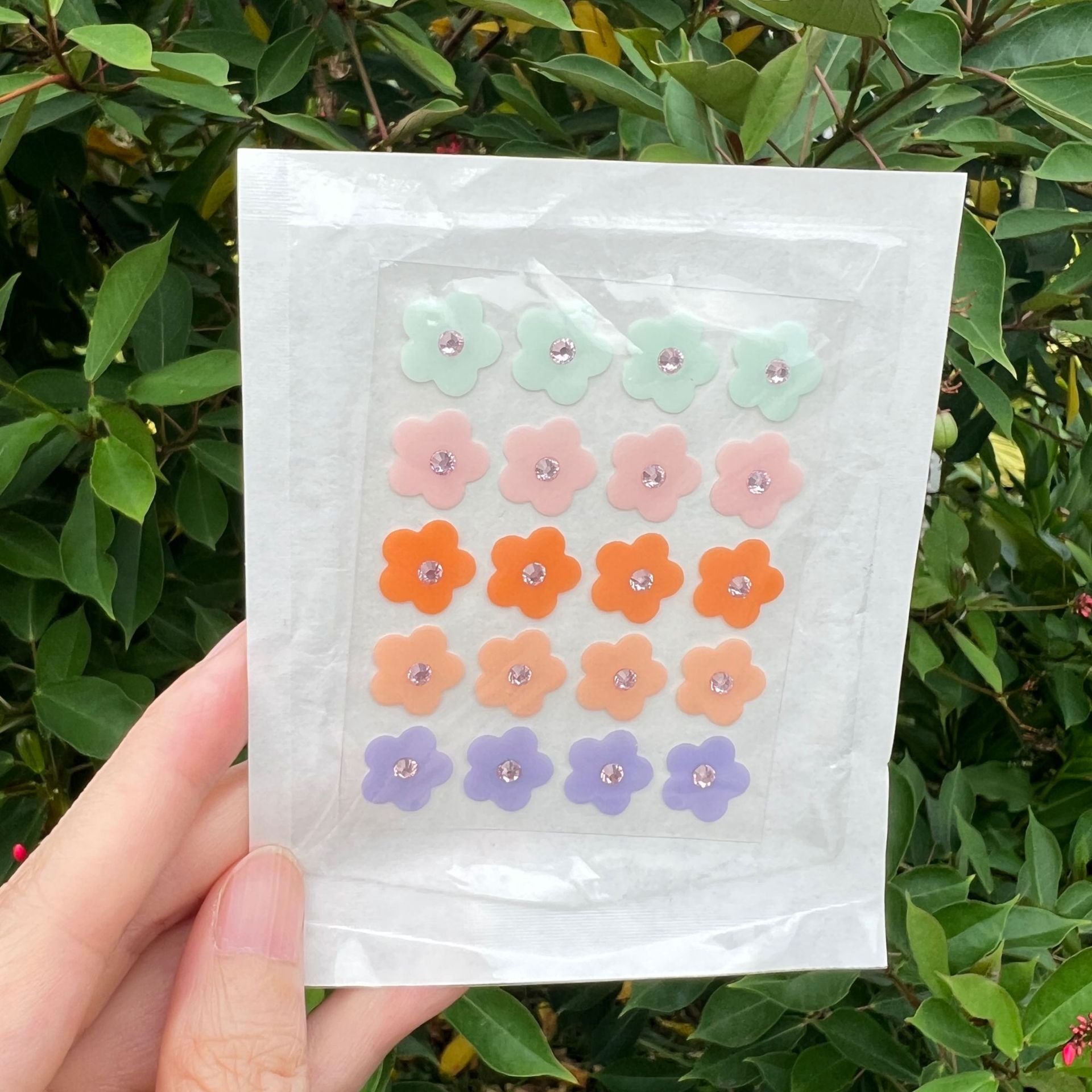 다이아몬드가 박힌 5색 꽃잎 종이 비닐봉지