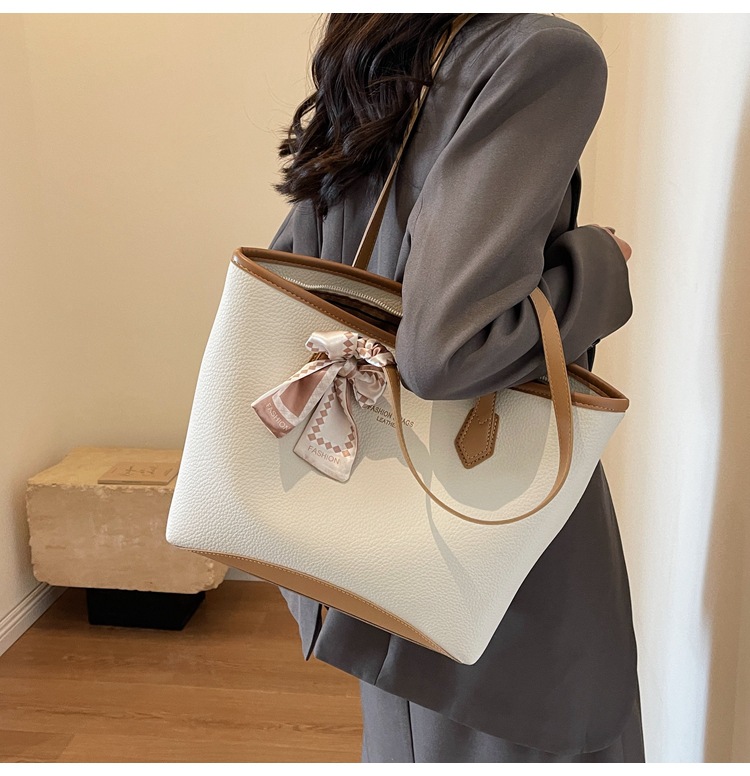 Women's Large Pu Leather Solid Color Vintage Style Square Zipper Tote Bag display picture 11