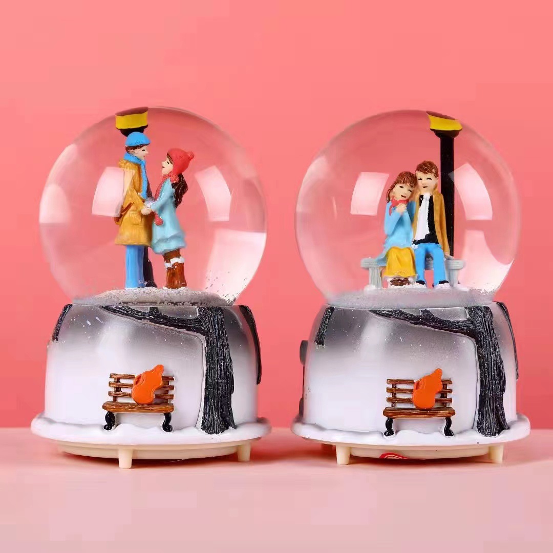 Fábrica directa de una gran cantidad de caja de música luminosa bola de cristal flotante automática nieve regalos de día de San Valentín adornos