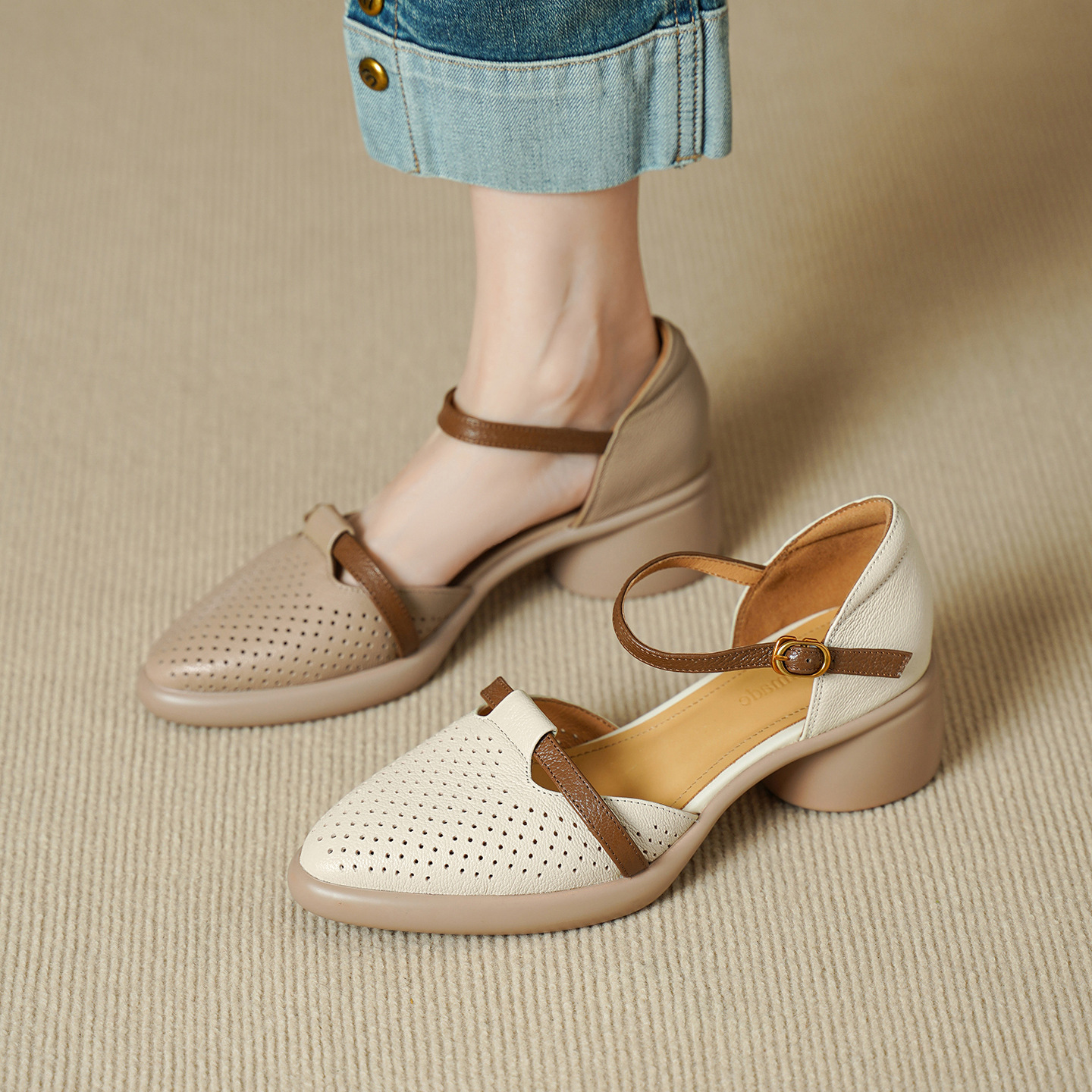 Sandal nữ quai ngang da dê mũi tròn gót vuông cao 9 cm — màu trắng ngà