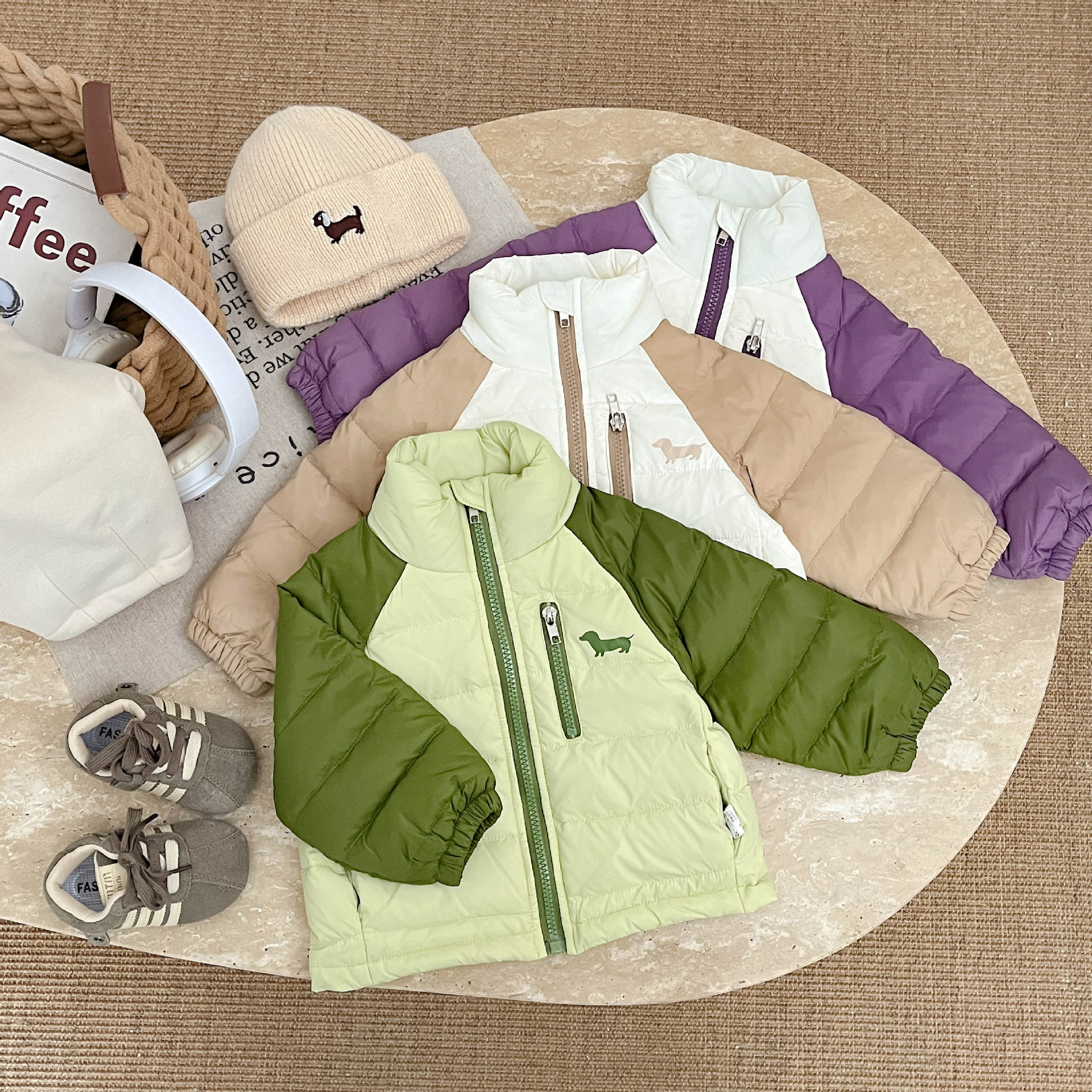 Invierno de bebé chaqueta de plumón 2025, nuevo estilo de bebé color blanco chaqueta de chaqueta de invierno, ropa caliente ligera para niños