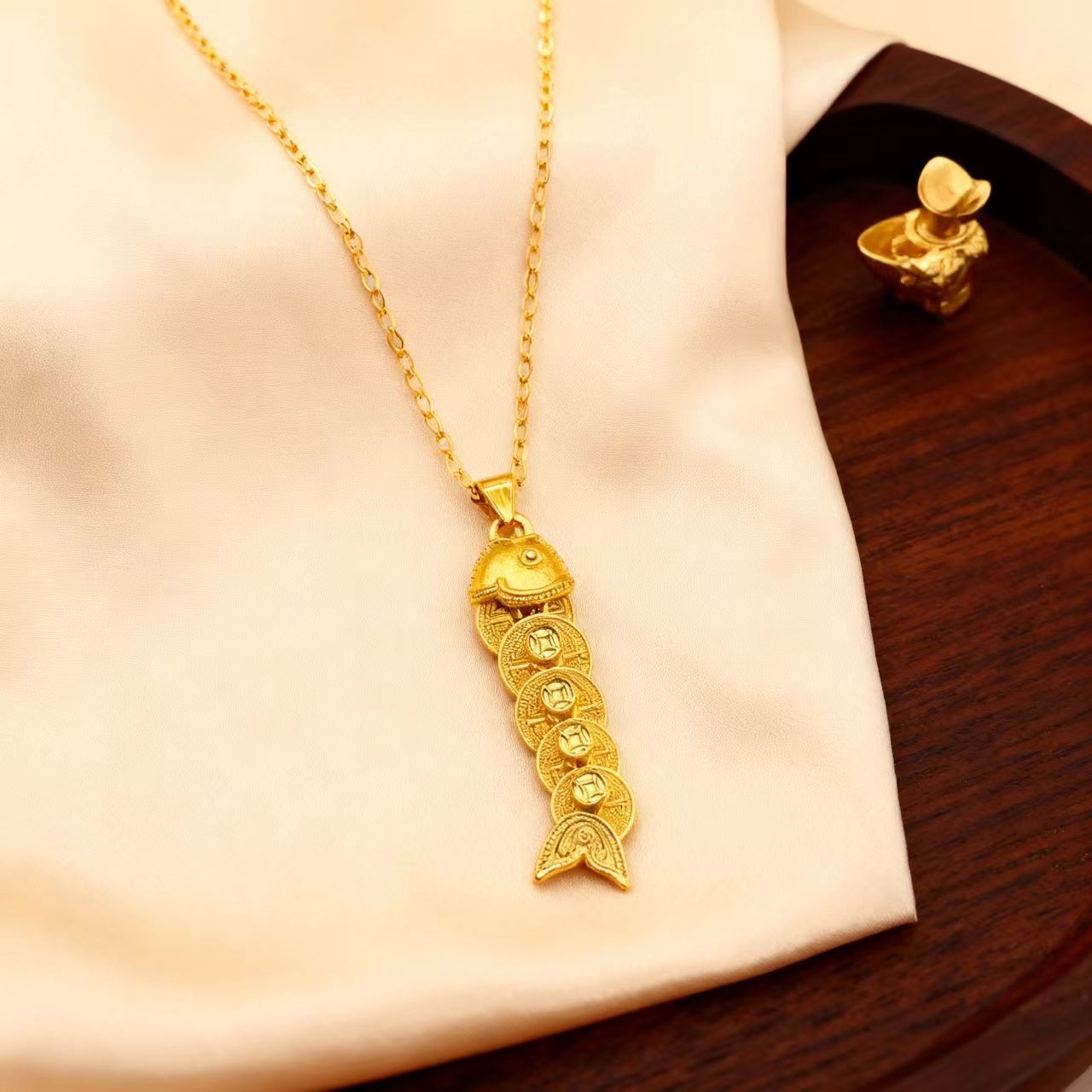 Little Red Book Five Emperors Coins Yearly Abundance Necklace for Women, Dynamic Koi Fish Bring in Wealth and Treasure Coin Clavicle Chain Pendant, New Chinese Style