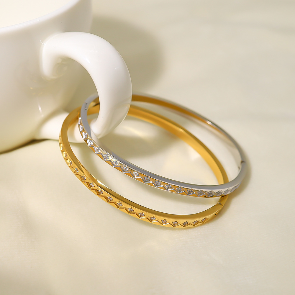 Enchapado al vacío en horno de oro real de 18 quilates INS viento gypsophila pequeña pulsera blanca de circón redonda joyería transfronteriza