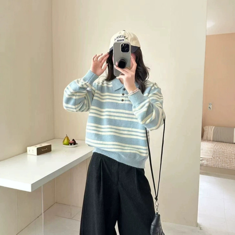 New striped polo-neck sweater for women, perfect for winter, versatile, casual, and with a relaxed, preppy style, offering a slimming effect and long sleeves New striped polo-neck sweater for women, perfect for winter, versatile, casual, and with a relaxed, preppy style, offering a slimming effect and long sleeves