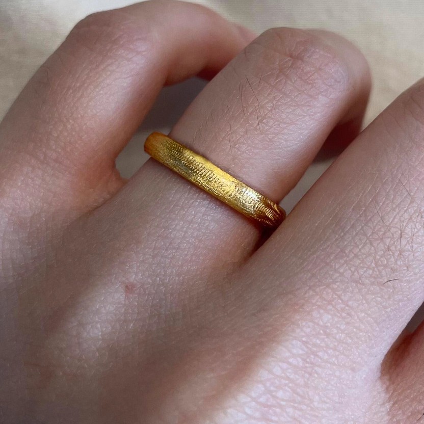 Vintage-Ring aus gebürstetem, schlichtem, mattem Gold mit einem einzelnen Diamanten, schmale Form, geeignet zum Stapeln als Zeigefingerring._voghion.com