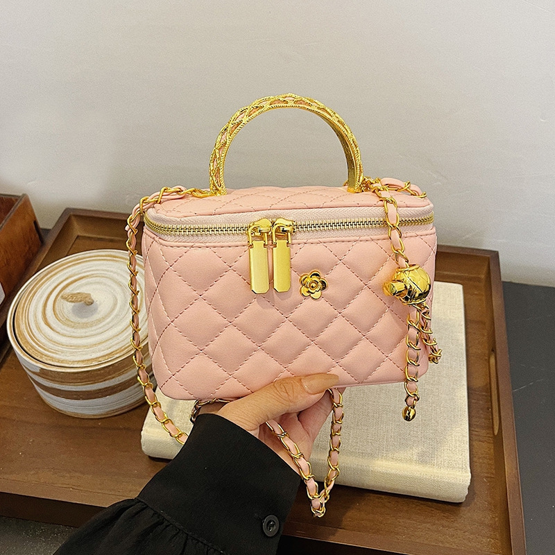 Tendência deste ano: Bolsa feminina de luxo com alça de corrente acolchoada, modelo saco, transversal e de ombro._voghion.com