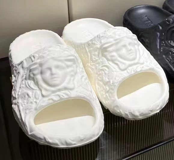 Zapatillas para mujeres frescas en el hogar, zapatillas para parejas domésticas, suela suave antideslizante Eva universal, comercio exterior para hombres, ligero y cómodo.