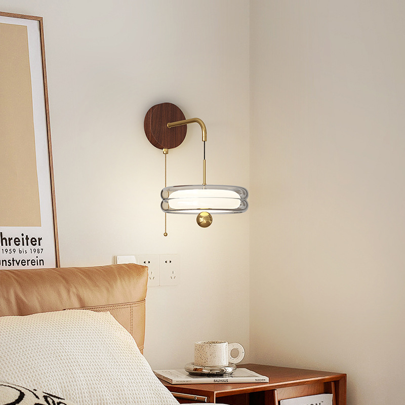 Lámpara de pared de estante de cabecera de viento de mediana antigüedad, sensación premium, Bauhaus, grano de madera de durazno, sala de estar retro, dormitorio, iluminación de pared de fondo