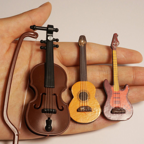 Mini violin, electric guitar, miniature scene model, desktop musical instrument decoration, small ornaments, shooting props