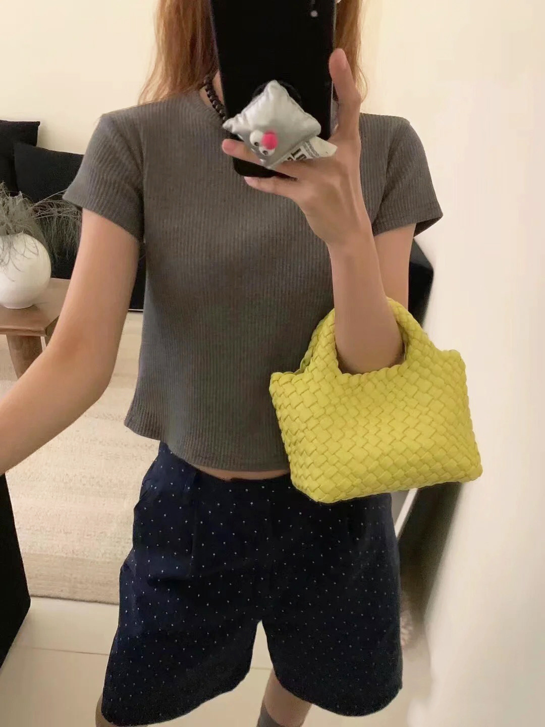 레몬 옐로우 + 짜임 내부 포켓 + 롱 체인, 즉시 발송 가능. 찜하고 선물 받으세요!