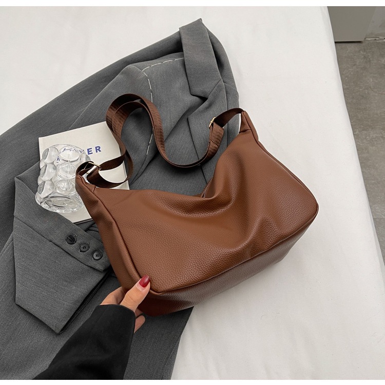 Bolso popular de este año para mujeres 2024 nuevo blando PU ancho cinturón de hombro mochila ins textura mochila de hombro