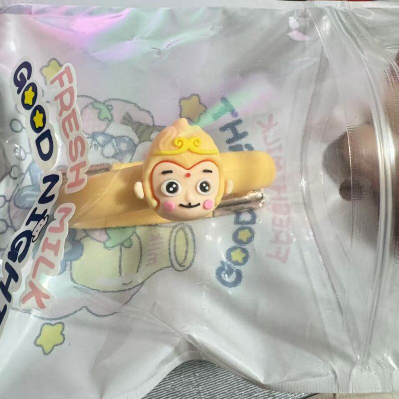 植物精油手環子供屋外携帯専用蚊よけ蚊よけ液が赤ちゃんに刺されないようにおもちゃを持っている|undefined