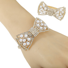新款设计感蝴蝶结珍珠手镯跨境欧美新娘婚礼婚纱配饰水钻开口手饰