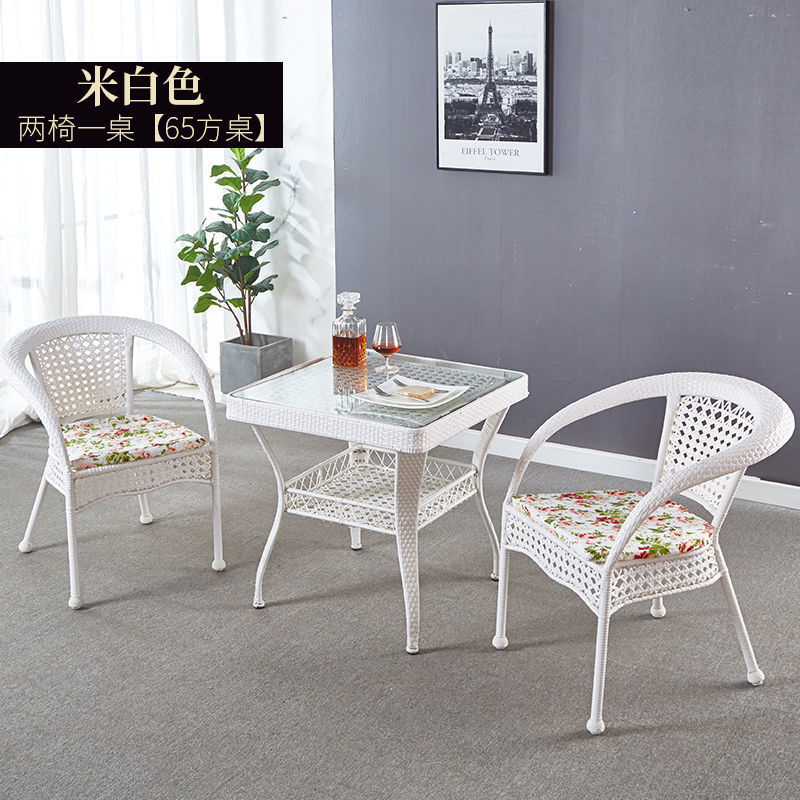 오프화이트 의자 2개와 65제곱미터 테이블