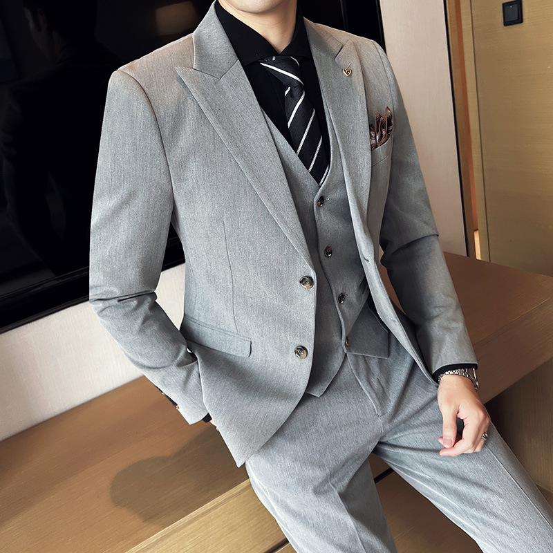 外国貿易の卸売りの男性のスーツの3つのセットの新郎のドレスの韓国版の修身の大きいサイズのスーツのスーツのスーツのペンダント感は無料です。
