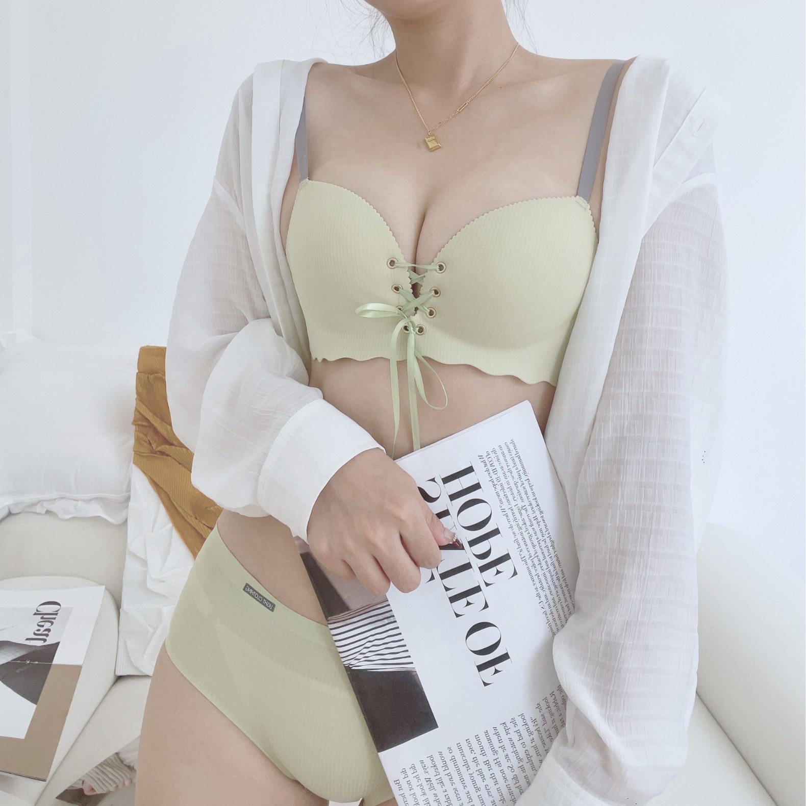 Las correas que no dejan marcas se juntan en el lado, el soporte superior, los senos antideslizantes, la ropa interior antiflacidez, el sujetador femenino, el pecho pequeño se muestra grande