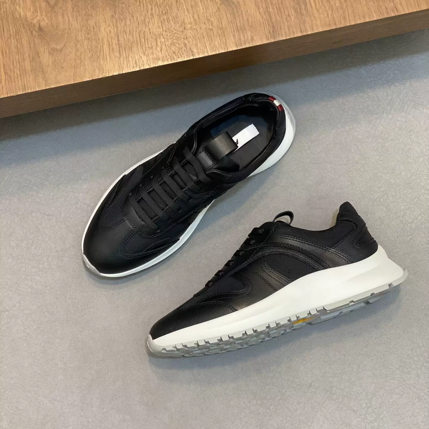 Повседневная спортивная обувь из воловьей кожи для мужчин, дышащая мужская обувь из натуральной кожи с сеткой, мужская дорожная обувь для вождения на шнуровке