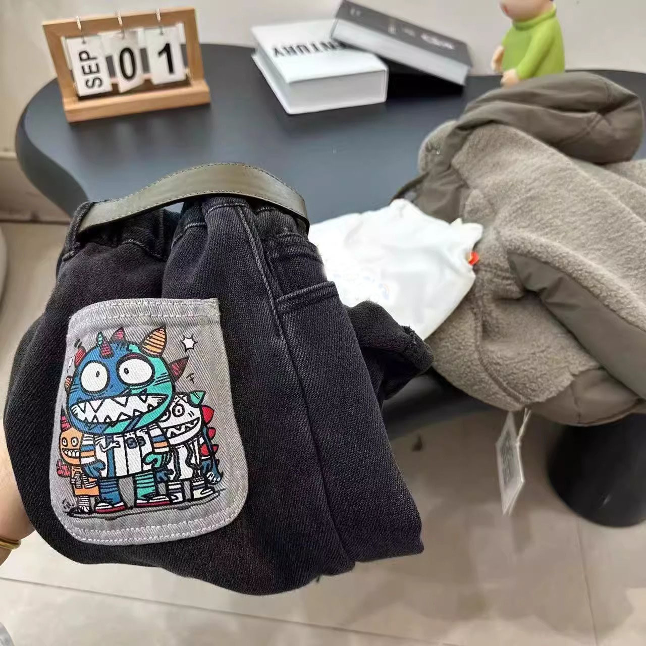 Ropa infantil para niños con jeans de terciopelo más grueso en invierno nuevos niños en un troje de terciopelo de grano de oro pantalones de invierno para bebés image 2