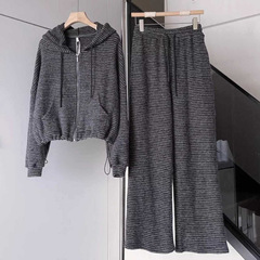 鄧小麻STUDIOデザイン感ファスナーと帽子のコートがゆったりしています。