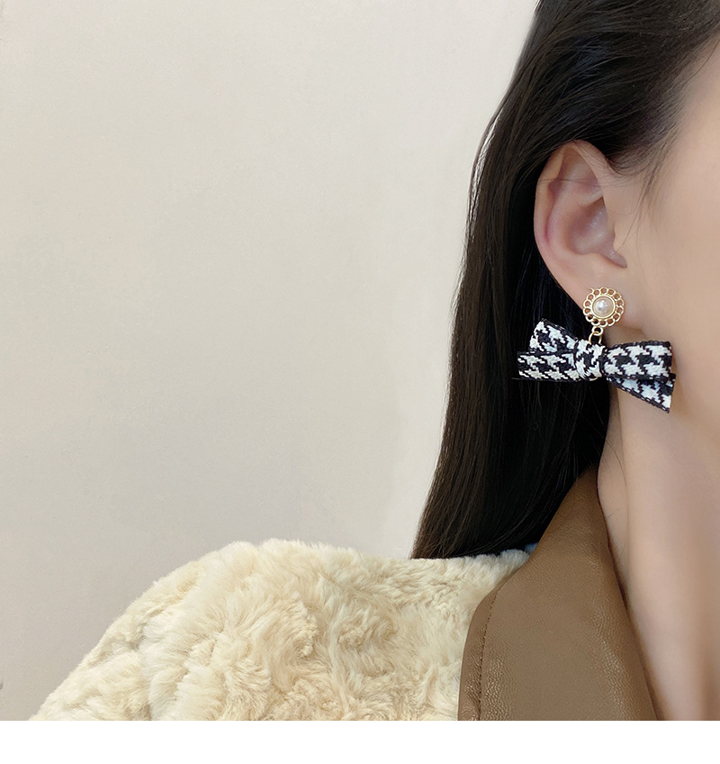 Fashion Retro Plaid Earrings Trend Exaggerated Pearl Earrings display picture 1