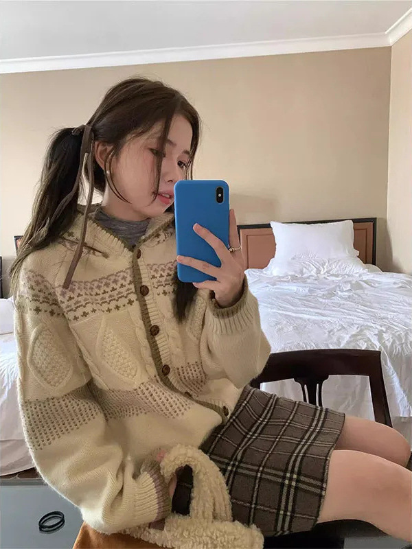 韓系の怠惰な風のフックのデザイン感のセーターの女性の秋冬の小衆の復古的なゆったりしていて、やせている長袖のニットの上着を現します。|undefined