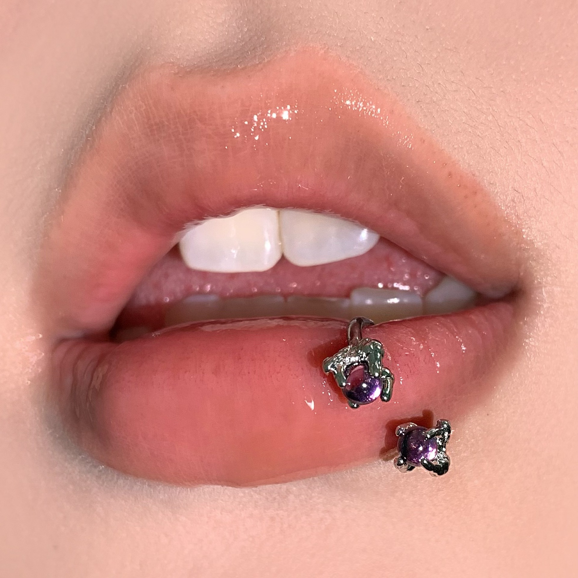 16G labret stud size and finish detail