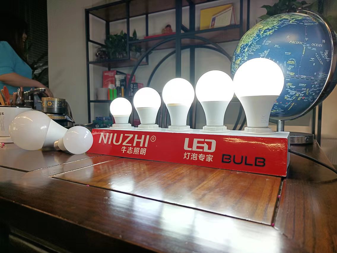 Bombilla LED súper brillante con rosca E27, en caja de color blanco (luz blanca).
