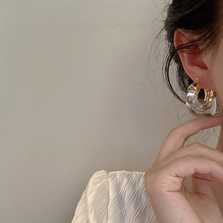 1 Pair Retro U Shape Resin Metal Plating Gold Plated Women's Hoop Earrings display picture 3