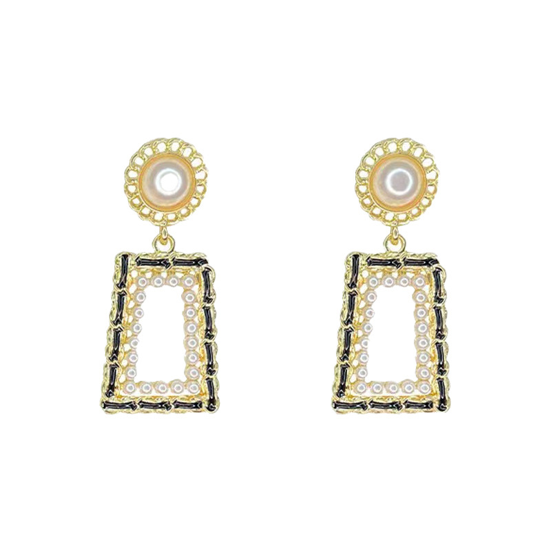 Pendientes de perlas cuadrados geométricos huecos con aguja de plata Pendientes de viento de fragancia pequeña retro elegante Pendientes de moda de temperamento de nicho para mujer
