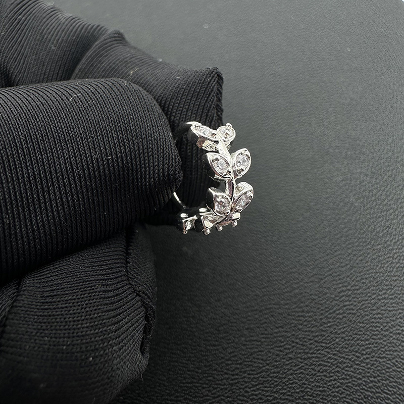 Piercing naso a forma di ramo con diamanti gioiello_voghion.com