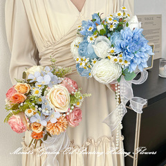 莫奈花園の花嫁は花の花束を手に持って、結婚披露宴の造花を予約しました。